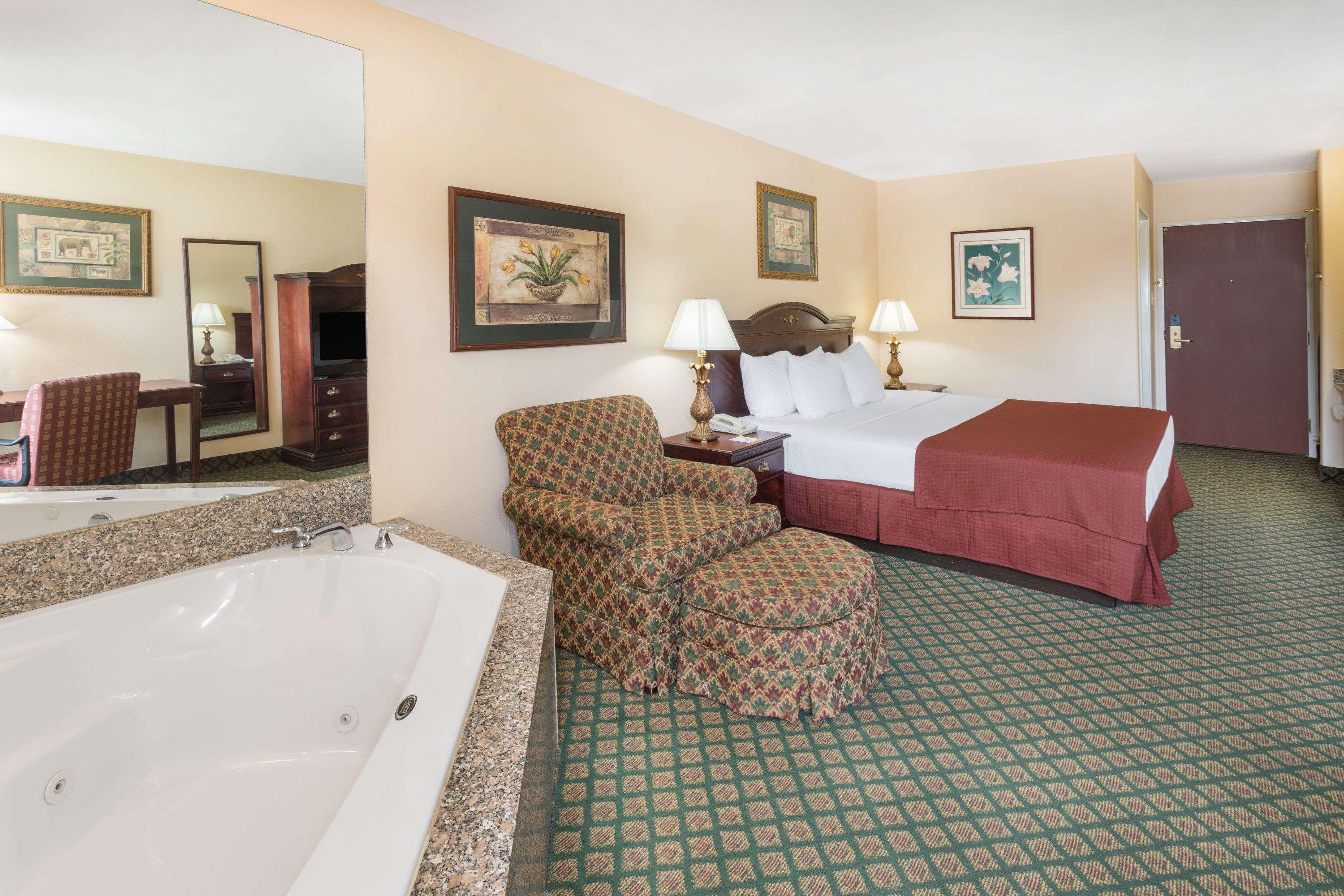 Days Inn & Suites By Wyndham Eunice Экстерьер фото